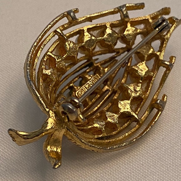 Vintage Lisner Faux Pearl and Gold Tone Brooch/Pin 1.9" L - Picture 6 of 6
